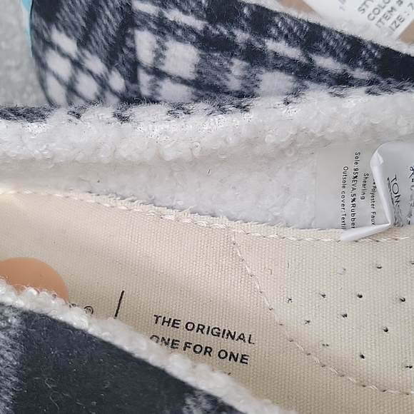 NWT holiday toms - Picture 3 of 4